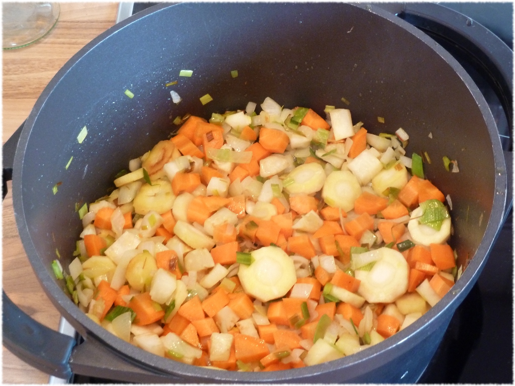 Zwiebeln, Suppengrün anbraten