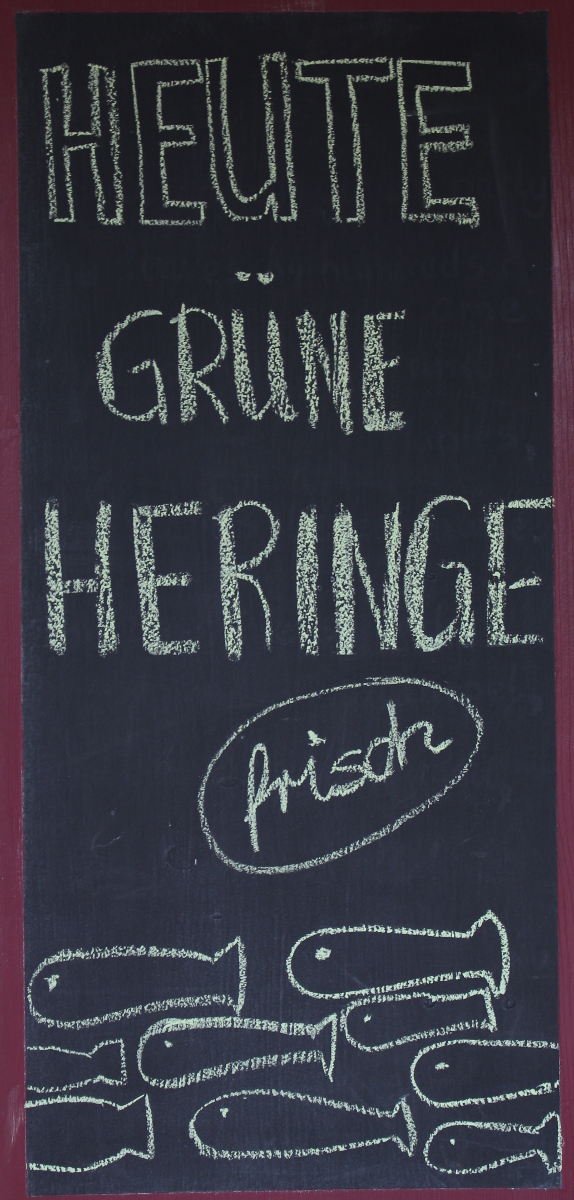 Heringe-genäht-Tischdeko-Tafel-beschriftet