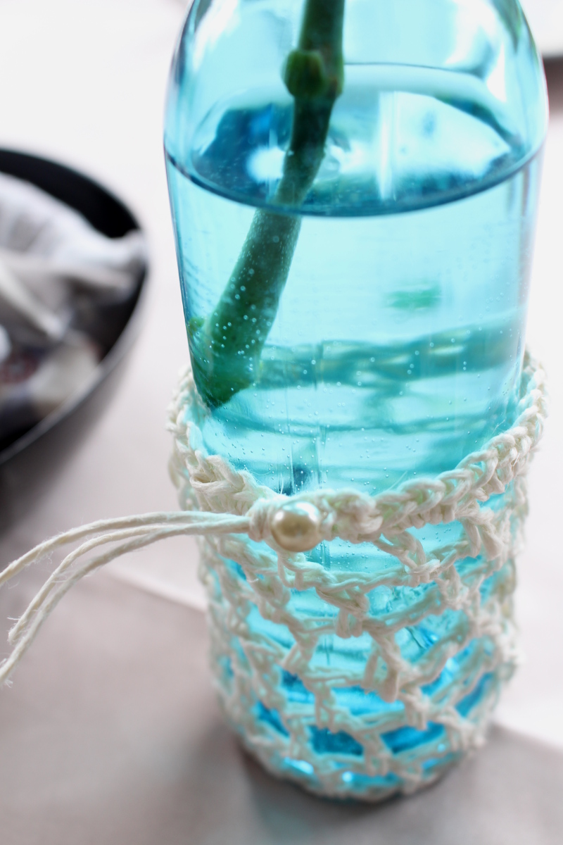 Heringe-genäht-Wasserflaschen-mit-Netz-umhäkelt