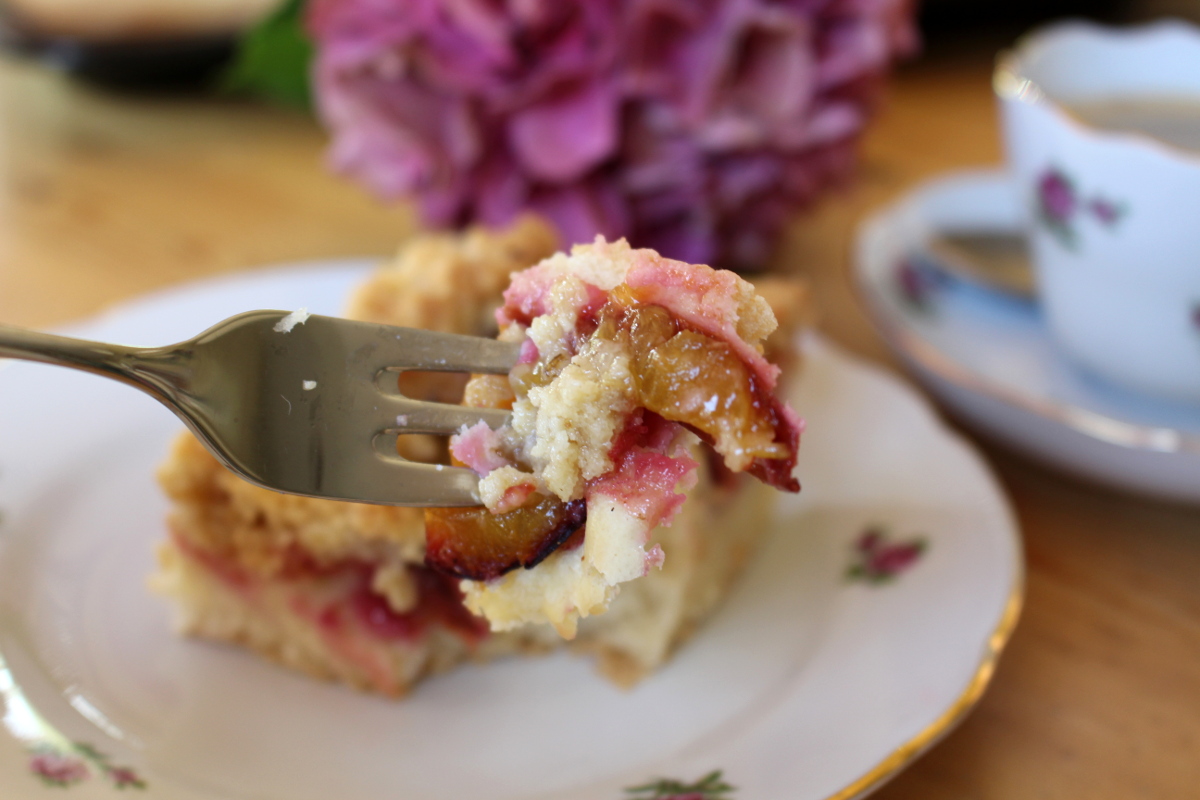 Pflaumen-Hefe_Kuchen-mit-Tonkabohne-Streuseln18