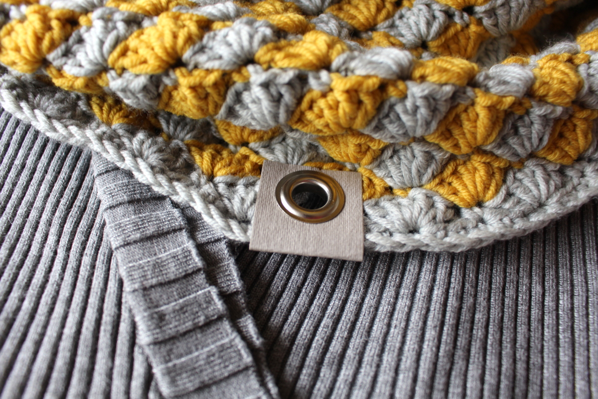 Loop-im-Muschelmuster-gehäkelt-senfgelb-grau-Merinowolle12