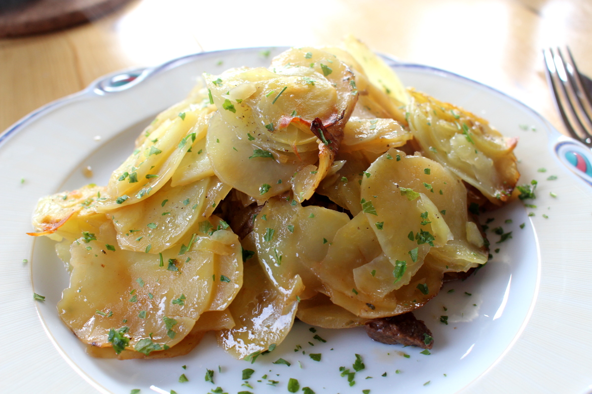 Rindfleischtopf-mit-Porree-getrockneten-Aprikosen-und-Kartoffelhaube08