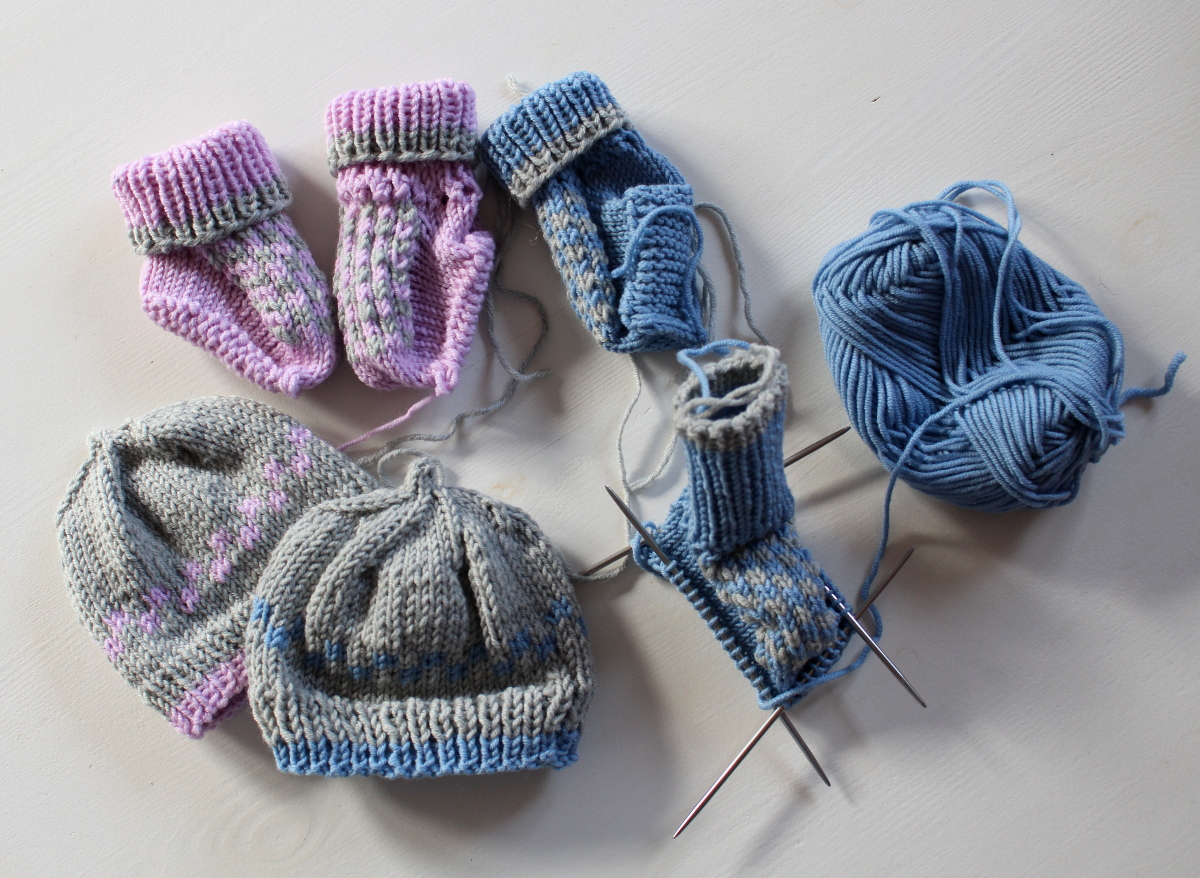 Baby-Mützchen-und-schühchen-gestrickt01