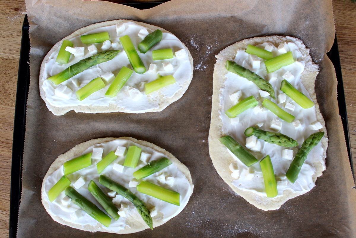 Pizzafladen_mit_Spargel_Lachsschinken_Mozarella_Dill_Schmand04