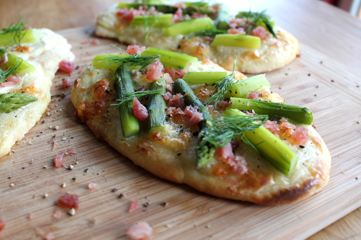 Pizzafladen_mit_Spargel_Lachsschinken_Mozarella_Dill_Schmand08