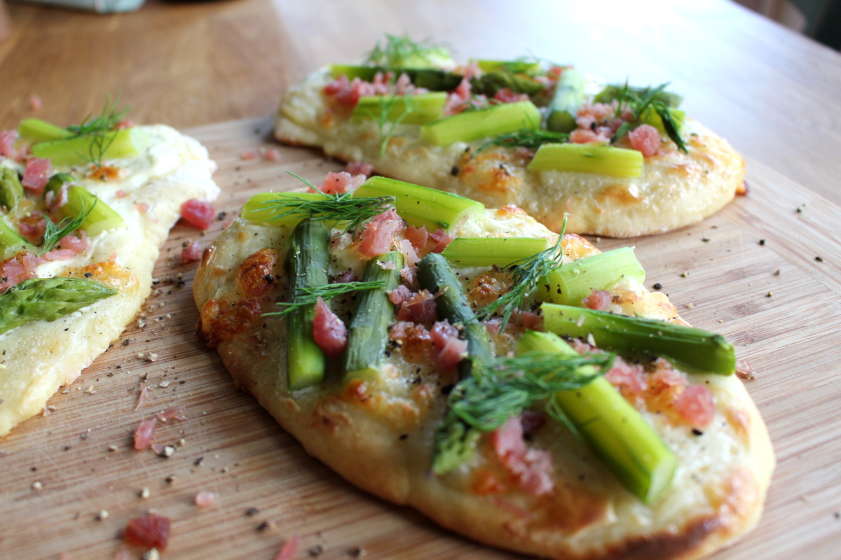 Pizzafladen_mit_Spargel_Lachsschinken_Mozarella_Dill_Schmand10