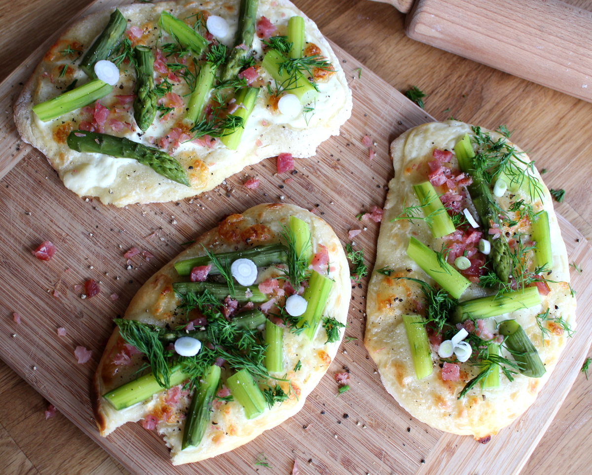Pizzafladen_mit_Spargel_Lachsschinken_Mozarella_Dill_Schmand16