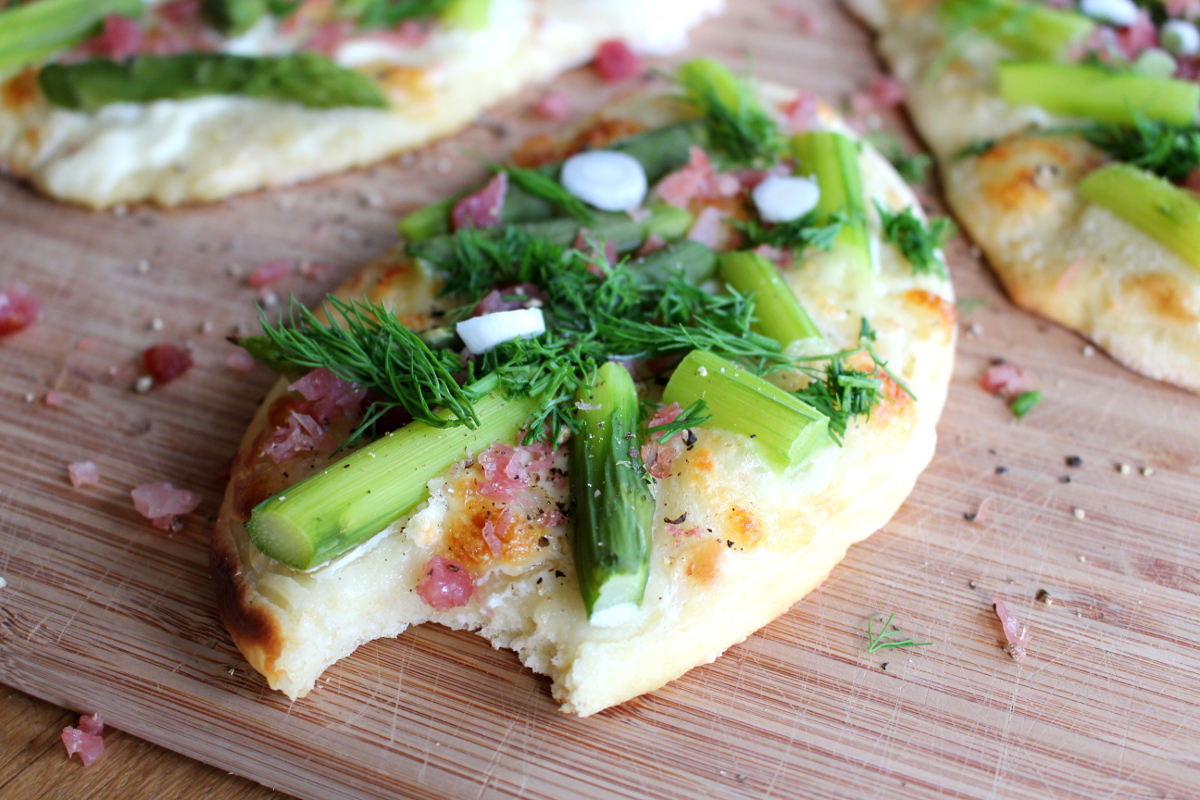 Pizzafladen_mit_Spargel_Lachsschinken_Mozarella_Dill_Schmand17